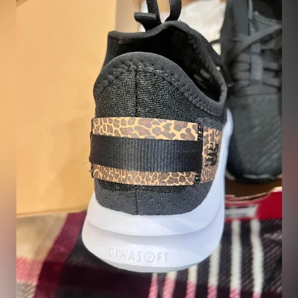 New Balance sneakers size 8.5 women’s - Picture 2 of 8